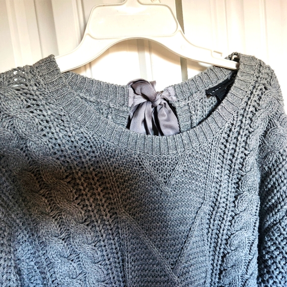 TORRID PLUS SIZE CABLE KNIT PULLOVER WITH KEYHOLE BACK WITH RIBBON TIE- SIZE 00 - Picture 4 of 8